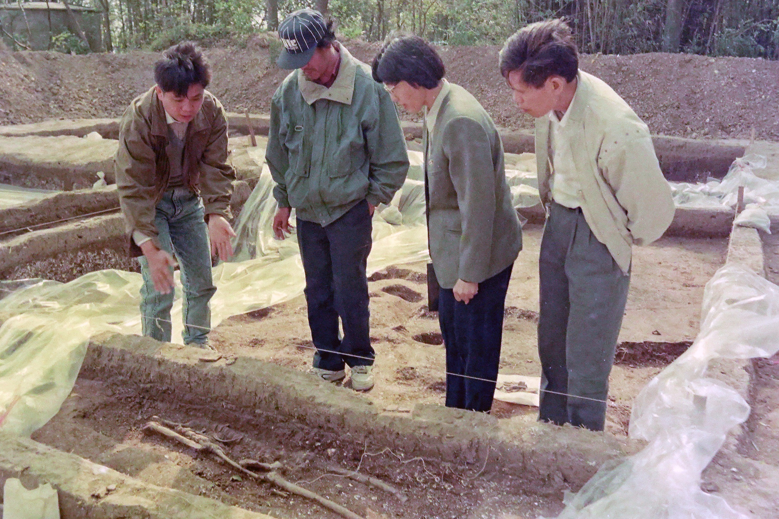 1994年1月，时任三水县文化局局长邓东辉（右1）、副局长陈喜容（右2）一行，参观视察银洲贝丘遗址第三次考古发掘现场02