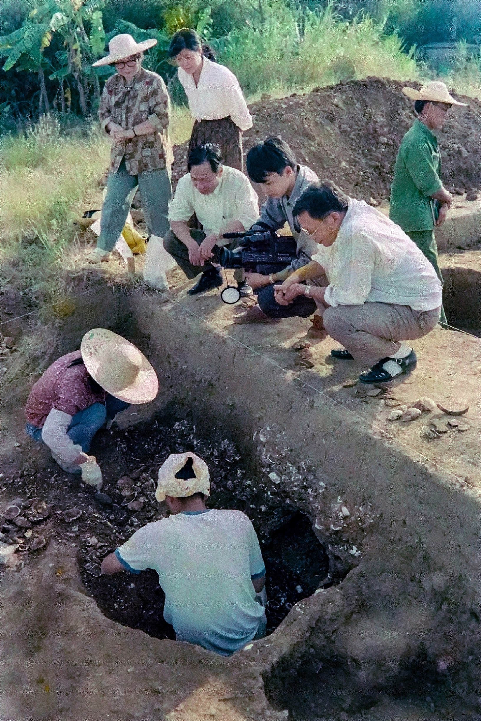 1992年10月28日，时任佛山市文化局副局长陈治华、文管办主任吴庭璋一行5人，参观考察银洲贝丘遗址考古发掘现场02