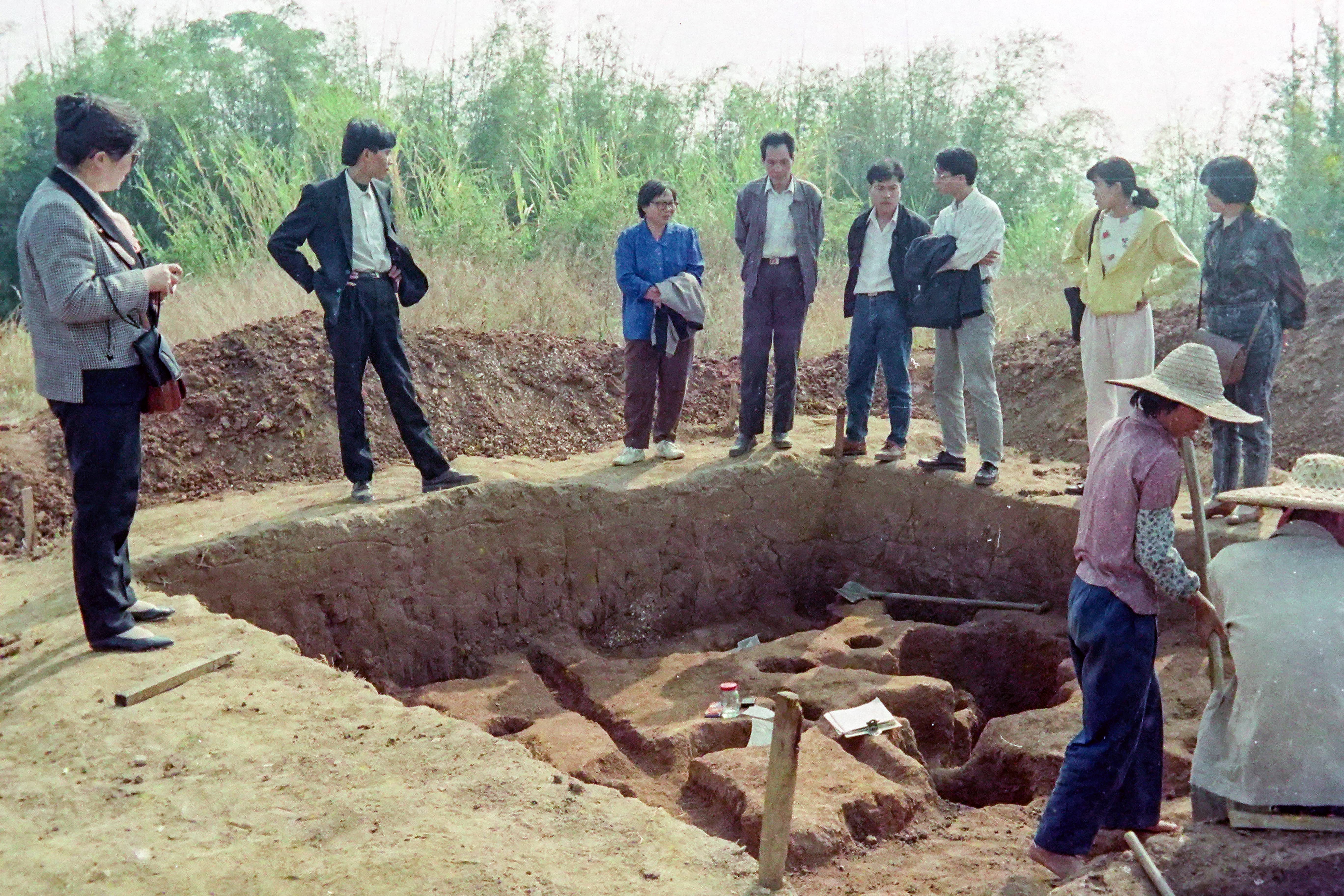 1992年1月，顺德博物馆馆长一行8人，参观银洲贝丘遗址考古发掘现场02