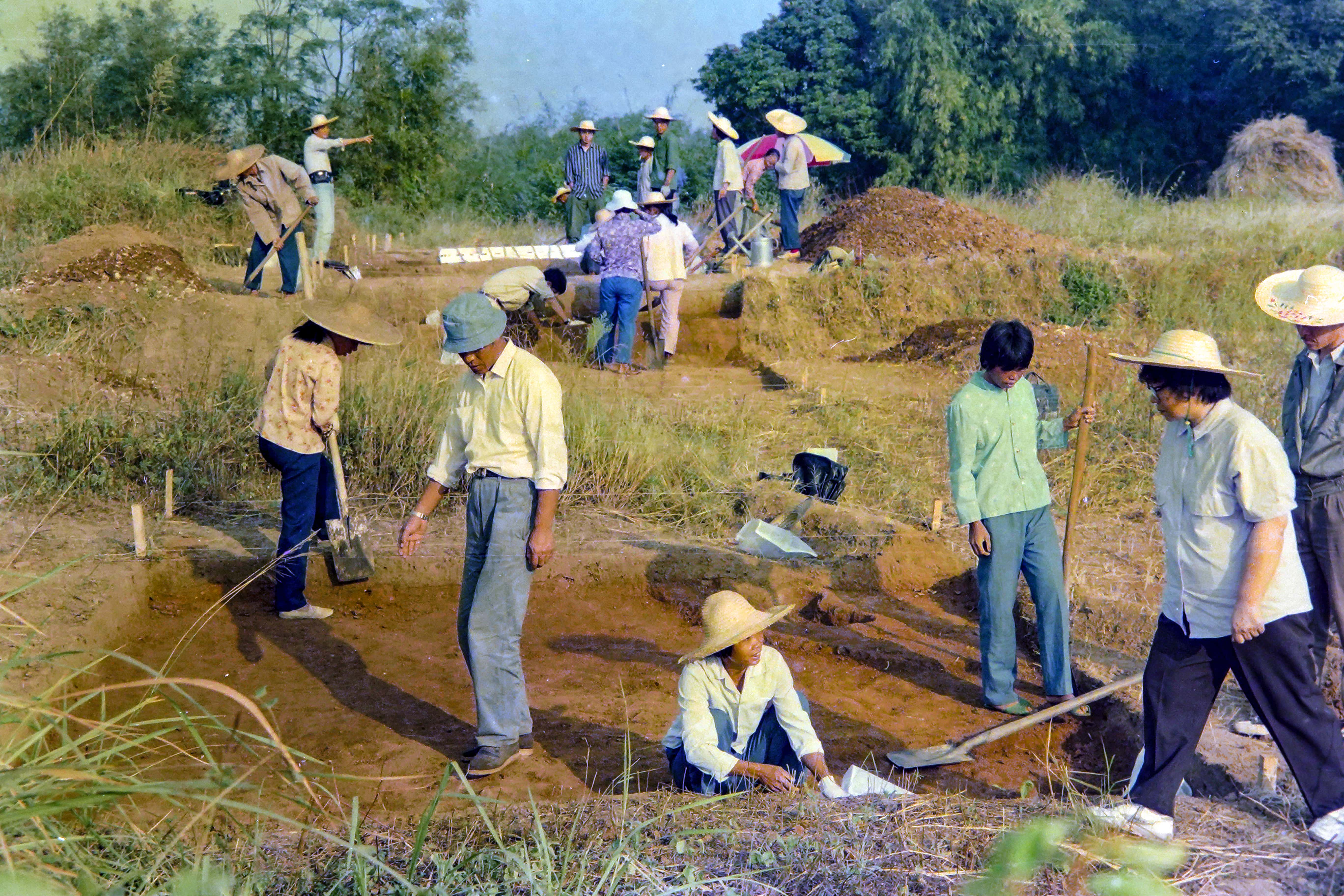 1992年10月至1993年1月初，由著名的考古学家北京大学考古系主任严文明和广东省文物考古研究所副所长朱非素为总负责，由北京大学考古系、广东省文物考古研究所和三水县博物馆组成的考古队对银洲贝丘遗址进行正式发掘04