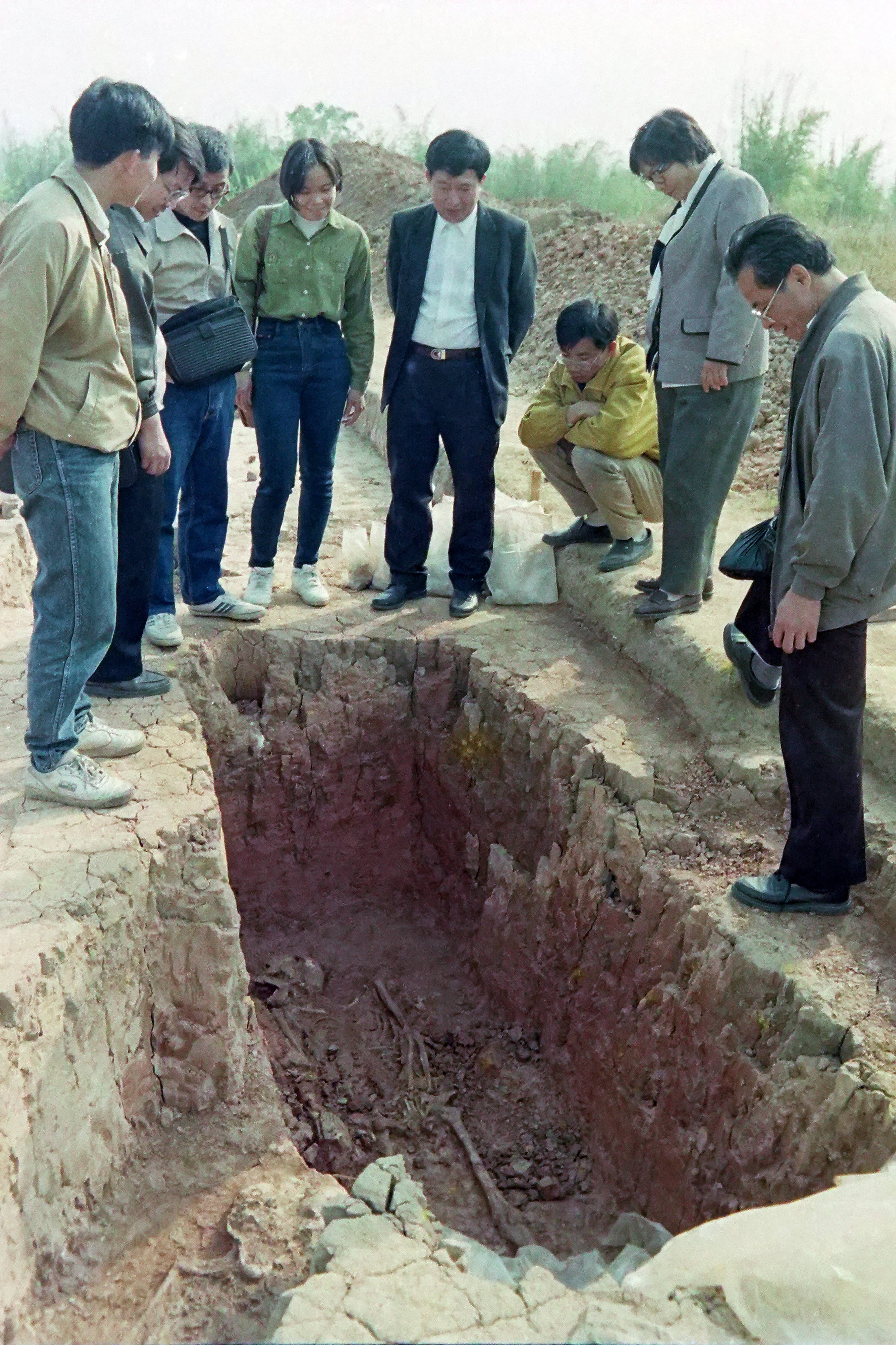 广东考古所副所长朱非素向三水政协一行介绍考古发掘情况