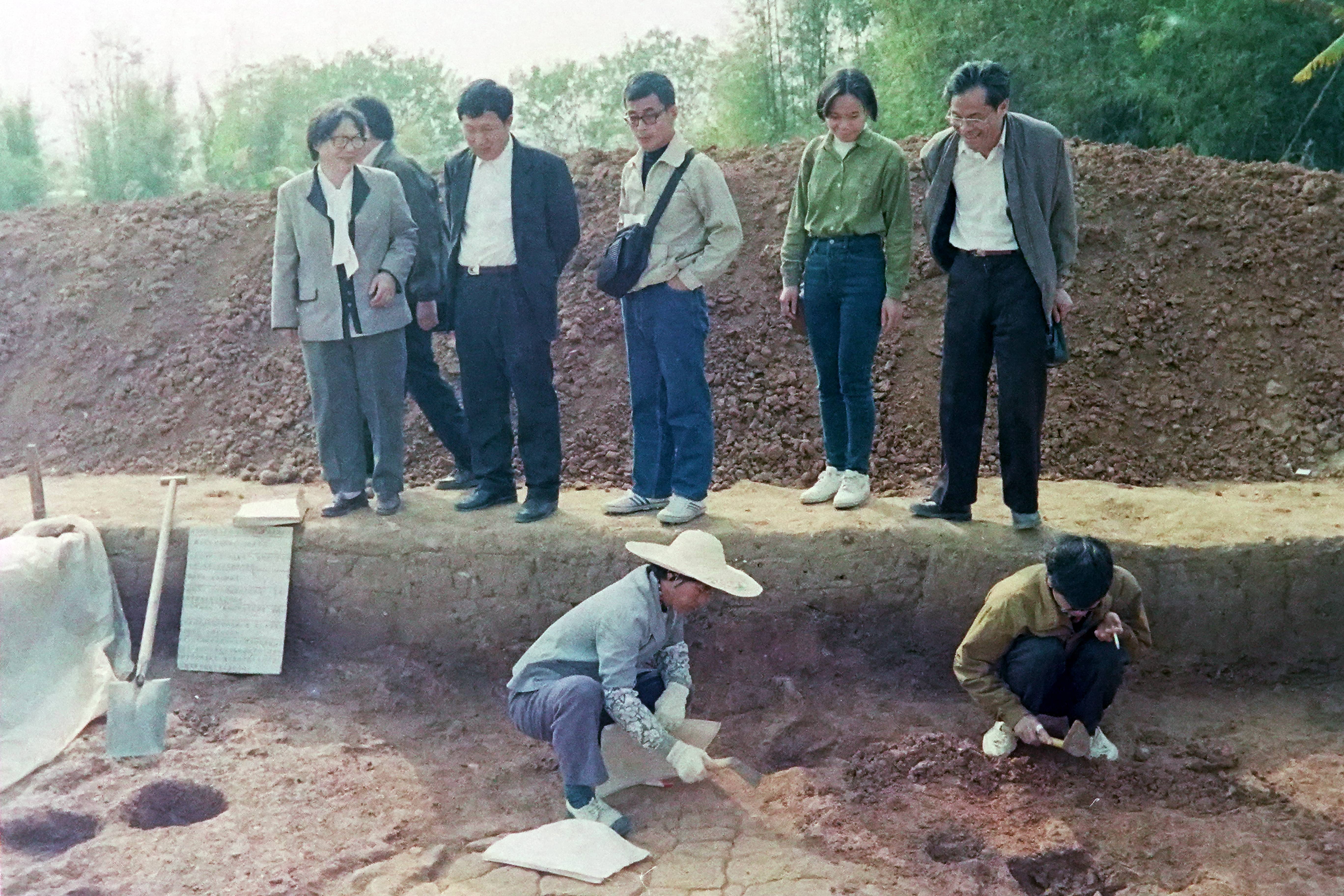 1992年11月18日，时任三水县政协主席冯文斌一行6人，参观视察银洲贝丘遗址考古发掘现场