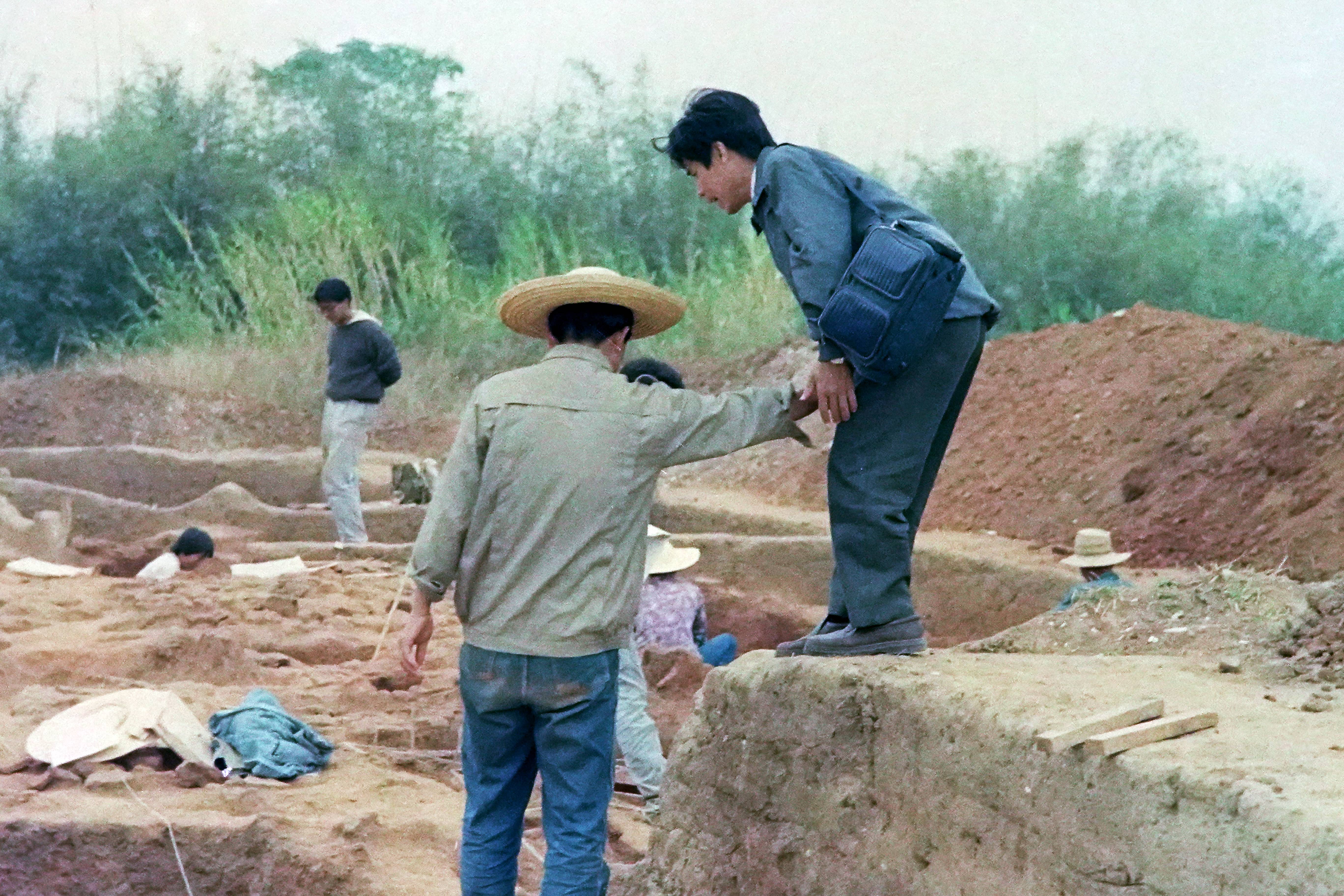 1992年12月，时任珠海市博物馆馆长一行2人，参观银洲贝丘遗址考古发掘现场